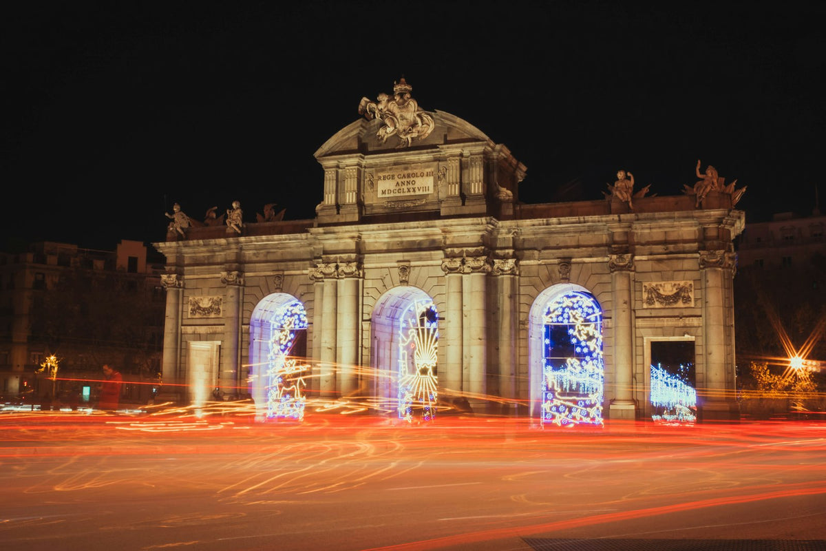 Puerta de Alcalá de Madrid iluminada por Navidad
