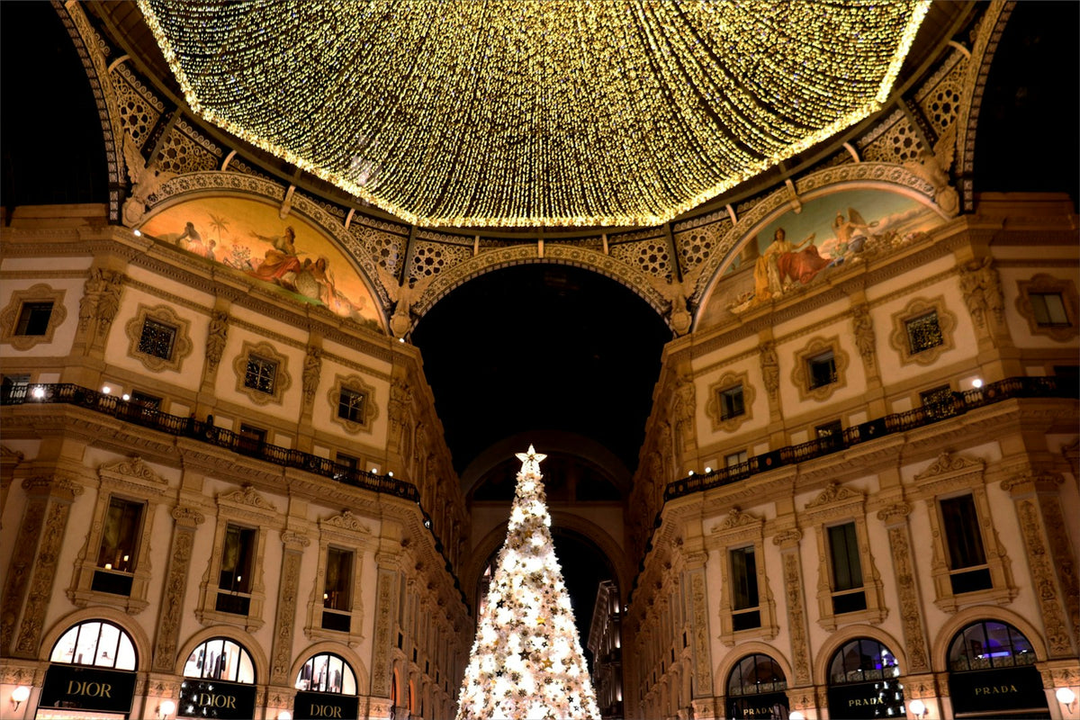 Grande albero di Natale illuminato nella Galleria di Milano