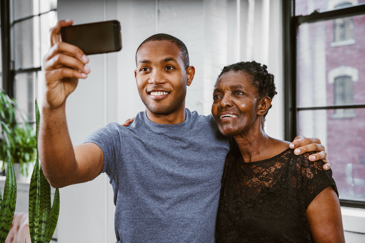 Selfie souriant avec une grand-mère