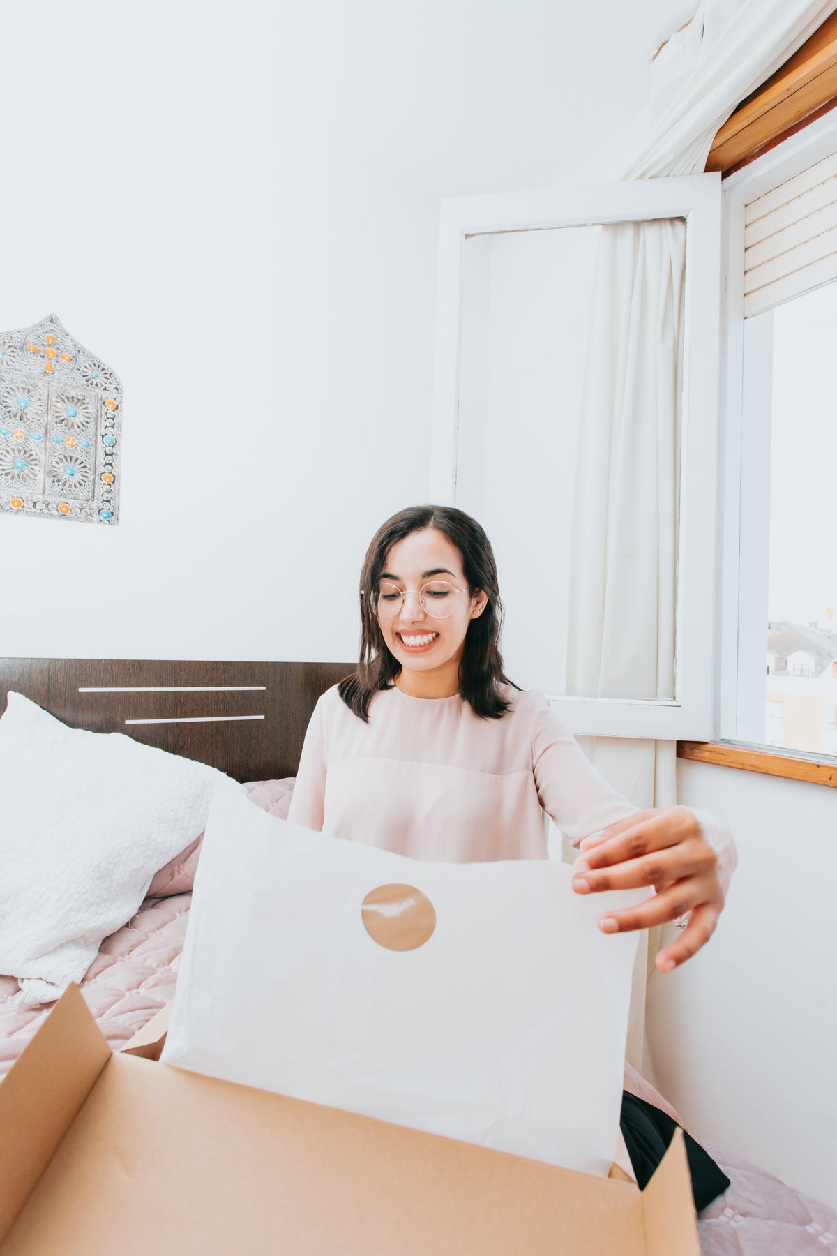 Femme souriante qui ouvre un cadeau
